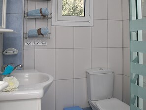 Villa | Bathroom | Combined shower/tub, deep soaking tub, hair dryer, towels