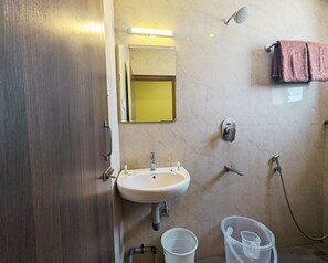 Shower, free toiletries, hair dryer, towels - Hotel Prakash Residency (Tiruchirappalli)