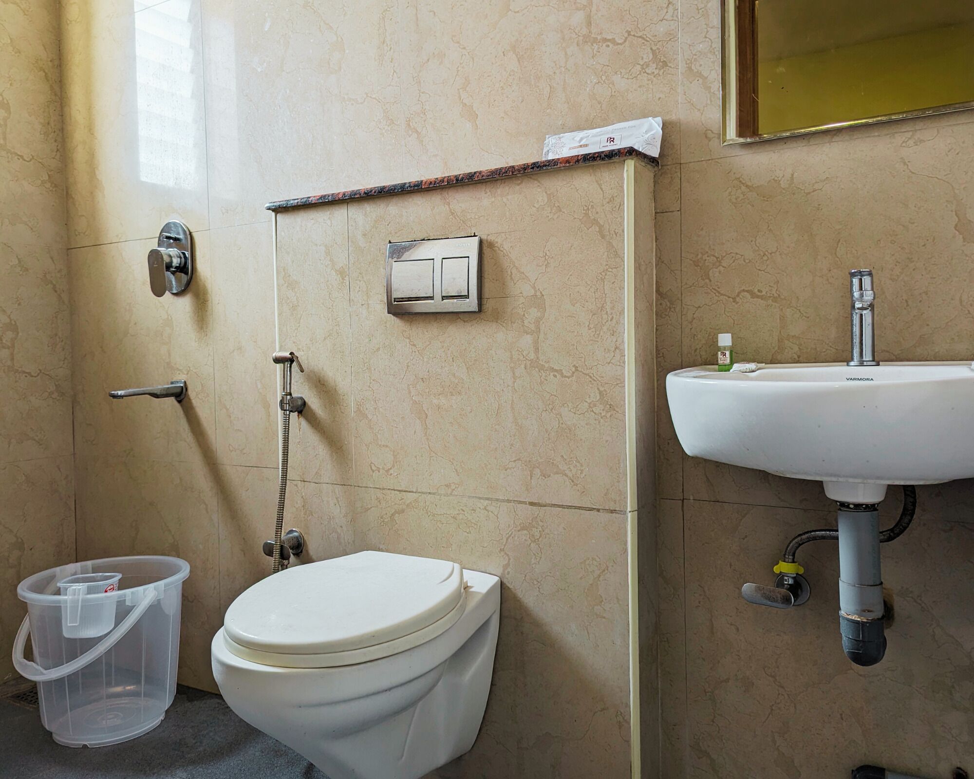 Een badkamer met toilet, douche en wastafel.