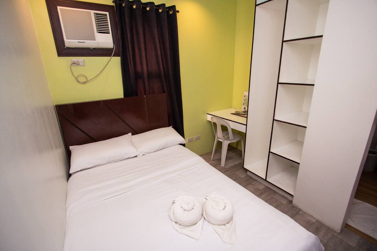 Economy Room | 1 bedroom, premium bedding, laptop workspace, WiFi (free)