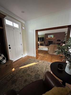 TV connectée, cheminée, livres, écrans d'ordinateur