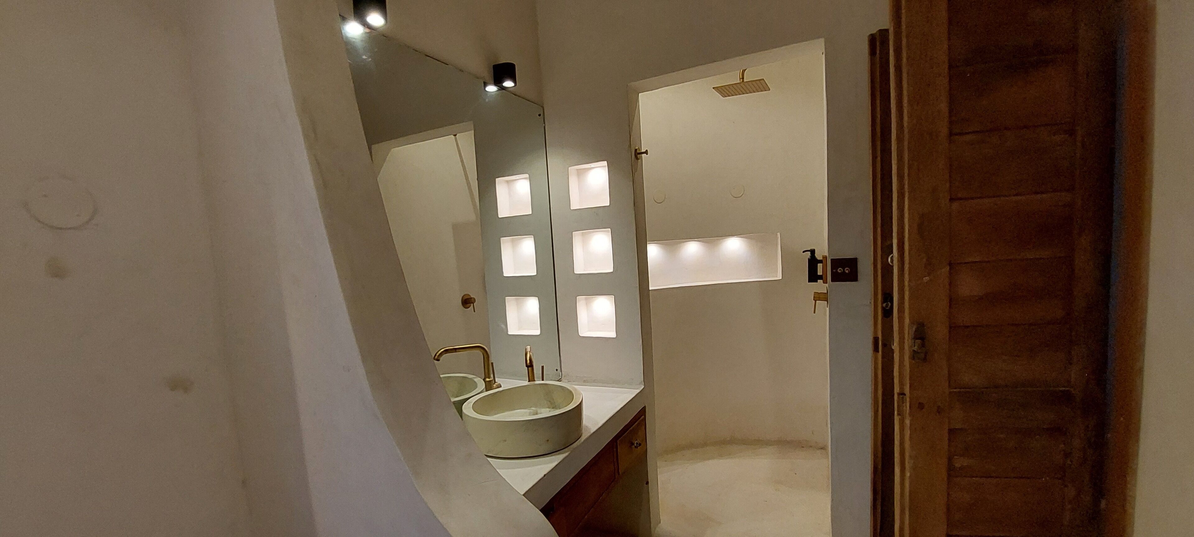 Vila exclusiva, 3 quartos, vista parcial para o oceano, de frente para o mar | Banheiro | Banheira e chuveiro separados, chuveiro com efeito de chuva