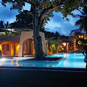 2 indoor pools, 5 outdoor pools
