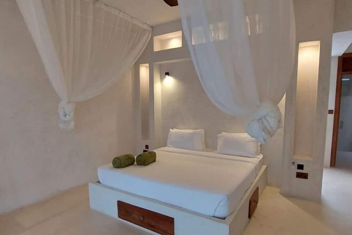 3 bedrooms, Egyptian cotton sheets, premium bedding, down comforters