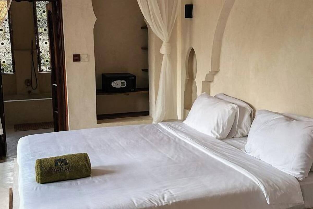 3 bedrooms, Egyptian cotton sheets, premium bedding, down comforters