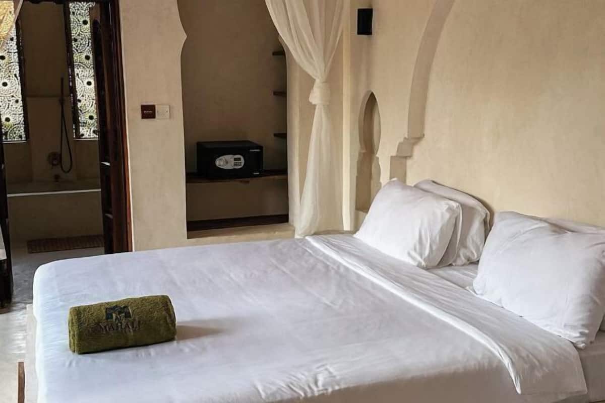 3 bedrooms, Egyptian cotton sheets, premium bedding, down comforters