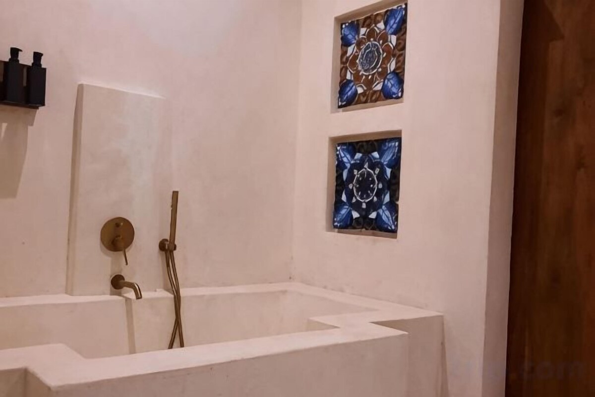 Baño | Tina y regadera independientes y regadera tipo lluvia 