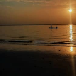 Trên bãi biển, cát trắng, quán bar trên bãi biển