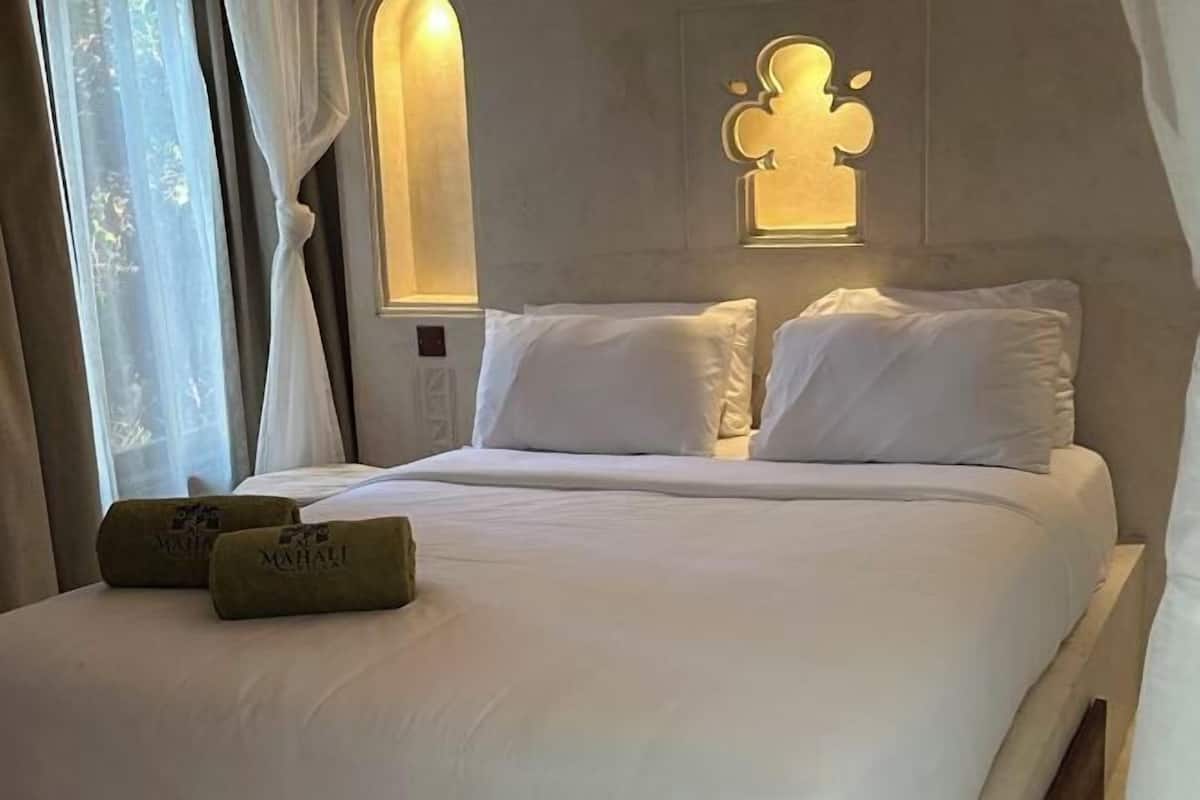 3 bedrooms, Egyptian cotton sheets, premium bedding, down comforters