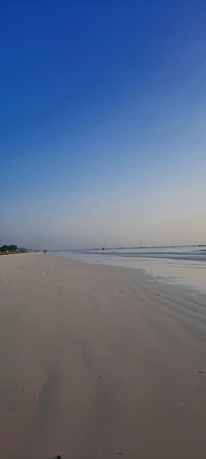 位於海灘上、白沙、海灘酒吧