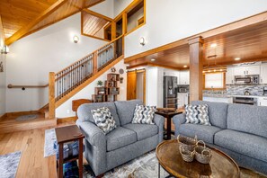 Smart-TV, Kamin, Tischtennisplatte, Bücher