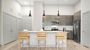 Frigorifero, tavolo da pranzo