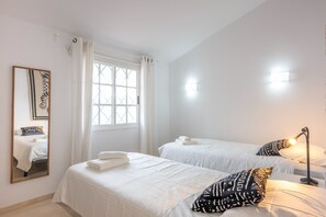 3 slaapkamers, een strijkplank/strijkijzer, gratis wifi, beddengoed