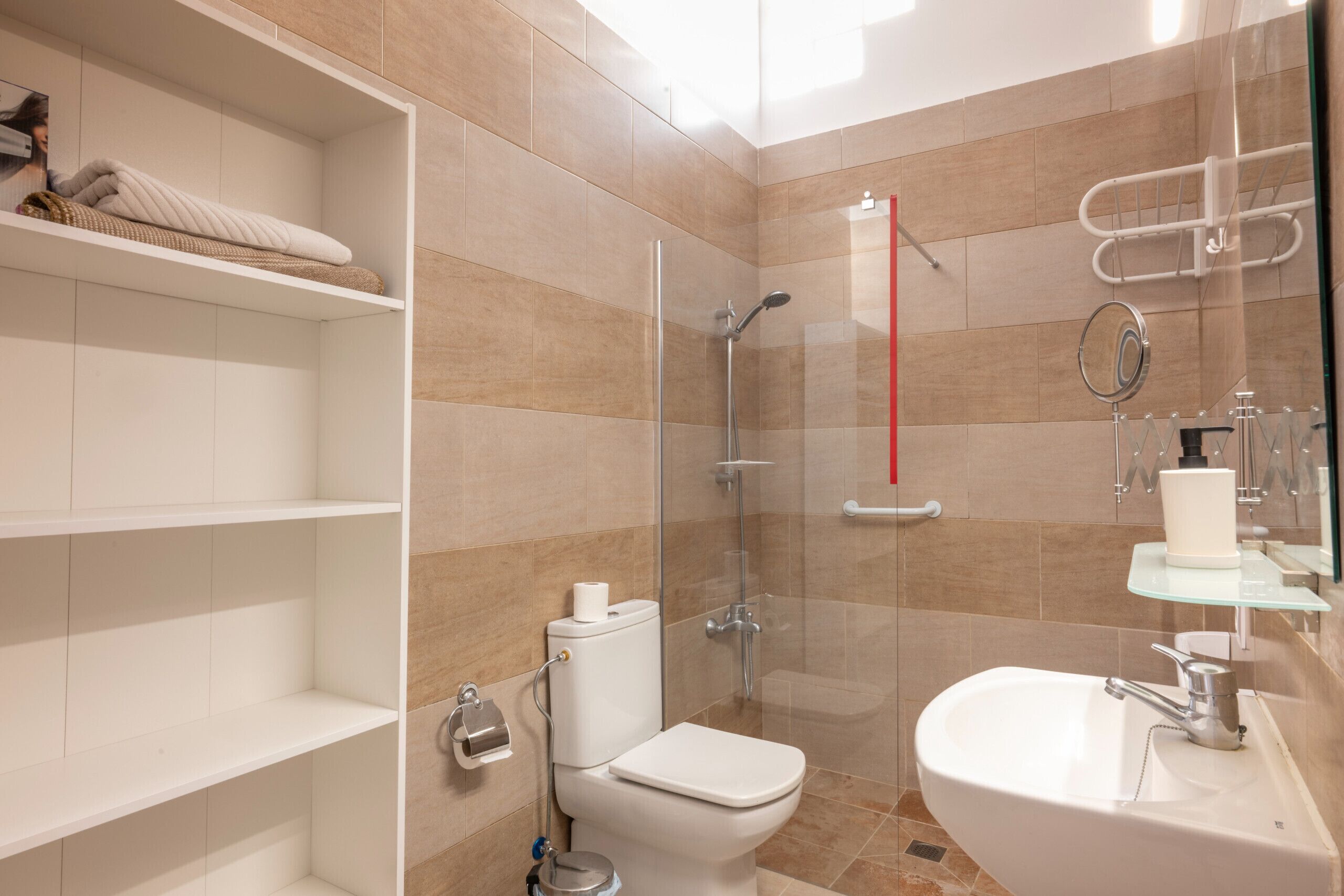 Een douche, een haardroger, handdoeken