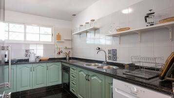 Een koelkast, een magnetron, een vaatwasser