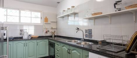 Een koelkast, een microgolfoven, een vaatwasser