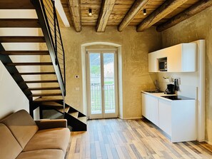 Dúplex | Zona de estar | Televisión LED de 27 pulgadas con canales por satélite