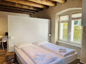 Estudio | Ropa de cama de alta calidad, edredones de plumas, escritorio