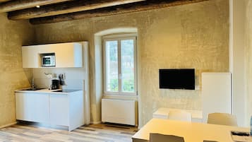 Nhà Duplex | Khu phòng khách | TV LED 27-inch có truyền hình vệ tinh