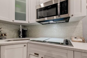 Refrigerador, microondas, parrilla de estufa y cafetera y tetera