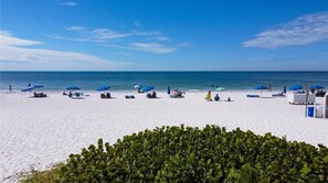Plage, chaises longues, serviettes de plage