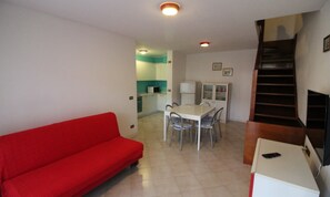 Vila, 2 quartos, sacada, vista para o jardim | Sala de estar