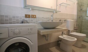 Villa, 2 soverom, balkong, hageutsikt | Bad