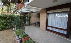 Vila, 2 quartos, sacada, vista para o jardim | Terraço/pátio