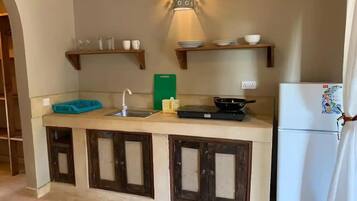 KylskÄp, vattenkokare, grytor/köksredskap och matbord