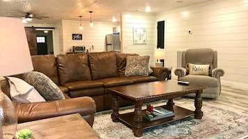 智能电视、DVD 播放器、书、影片库