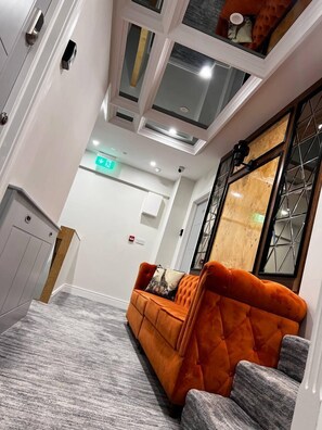 Quarto casal luxo | Área de estar | TV de tela plana