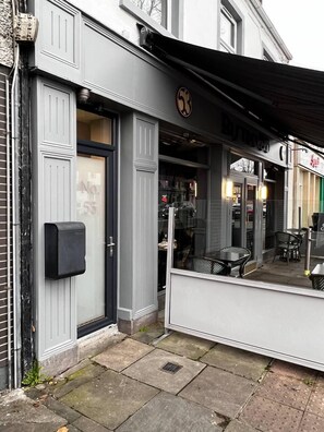 Vista frontal de la propiedad