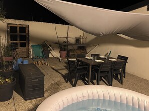 Outdoor dining - Maison Tout Confort Avec Jacuzzi (Corbie)
