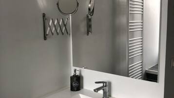 Sèche-cheveux, serviettes fournies, savon, papier toilette