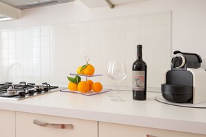 Kühlschrank, Mikrowelle, Herdplatte, Wasserkocher mit Kaffee-/Teezubehör