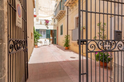House in the historic center with private terrace and patio
