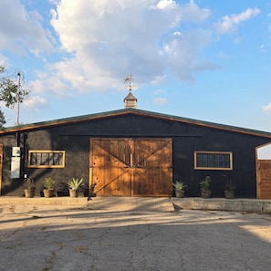 Exterior - Escape the City for Country Charm within 20 miles of downtown Austin and Airport (Manor)