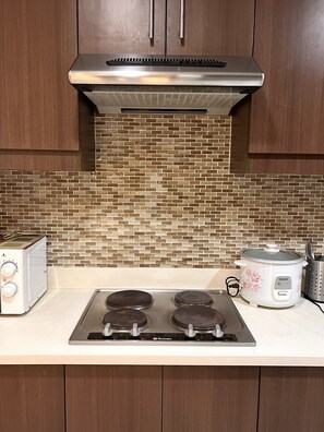 Fridge, microwave, stovetop, electric kettle - Luxurious 2 bedroom, 2 full bath condo in Cebu City-a few mins  away from Ayala! (Cebu City)