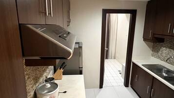 Réfrigérateur, micro-ondes, plaque de cuisson, bouilloire électrique