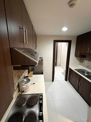 Réfrigérateur, micro-ondes, plaque de cuisson, bouilloire électrique