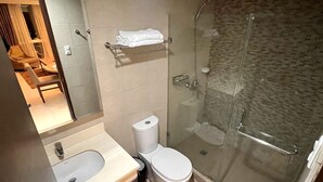 تجهيزات دش، مجففات شعر، مراحيض شطف، مناشف