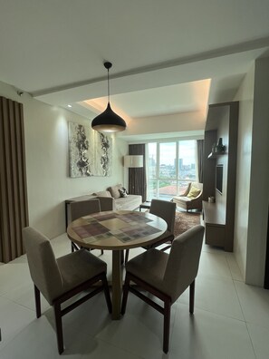 Smart TV - Luxurious 2 bedroom, 2 full bath condo in Cebu City-a few mins  away from Ayala! (Cebu City)
