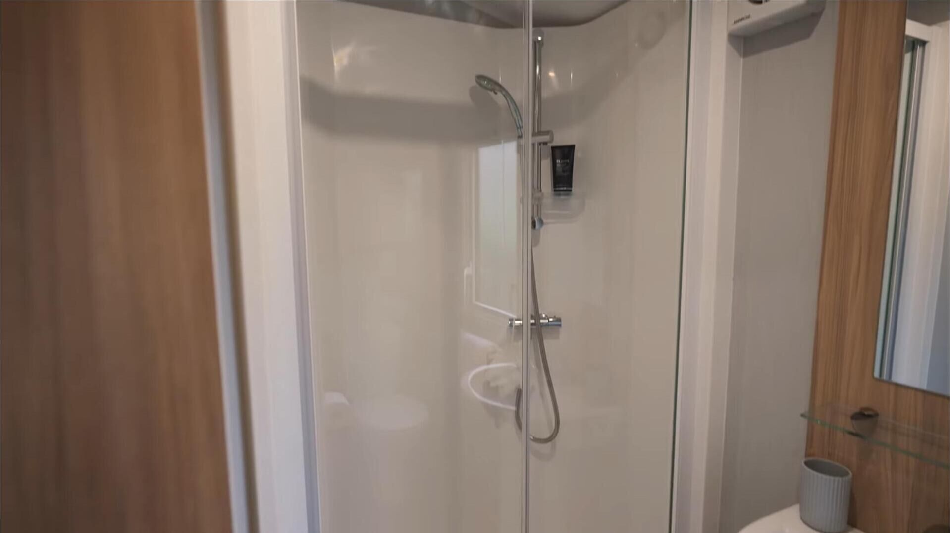 Cabaña | Baño | Regadera, amenidades de baño gratuitas, secadora de cabello, toallas 