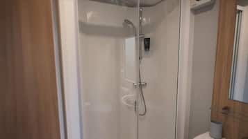 Cabaña | Baño | Regadera, amenidades de baño gratuitas, secadora de cabello, toallas