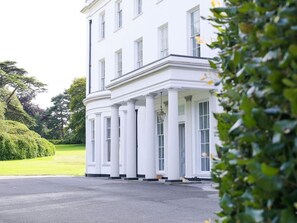 Exterior - Cook's suite, luxury 2 bed pet friendly family apartment within a stately home (Bideford)