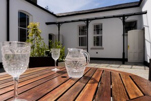 Outdoor dining - Cook's suite, luxury 2 bed pet friendly family apartment within a stately home (Bideford)