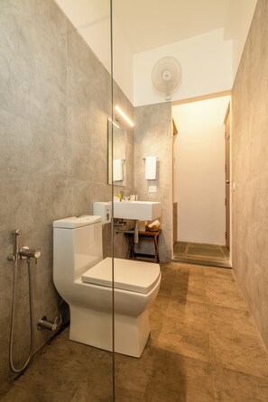 A modern bathroom with a toilet, sink, and shower area. - Amã Stays & Trails Anchorage Vypin, Cochin (Kochi)