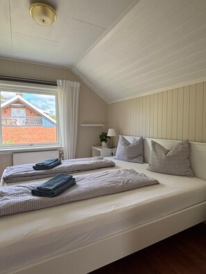 2 bedrooms, iron/ironing board, free WiFi