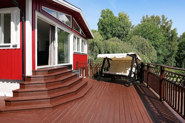 Terrace/patio - Family-friendly Swedish house in a quiet and central location (Västra Götalands län)