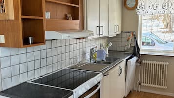 冷蔵庫、電子レンジ、オーブン、コンロ